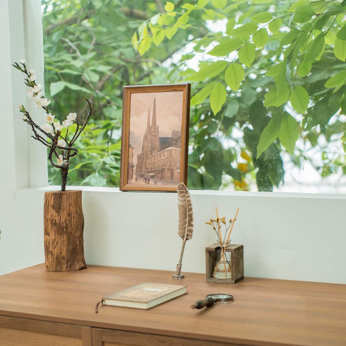 Room 1 - Góc cận decor cổ điển, bút lông và tranh